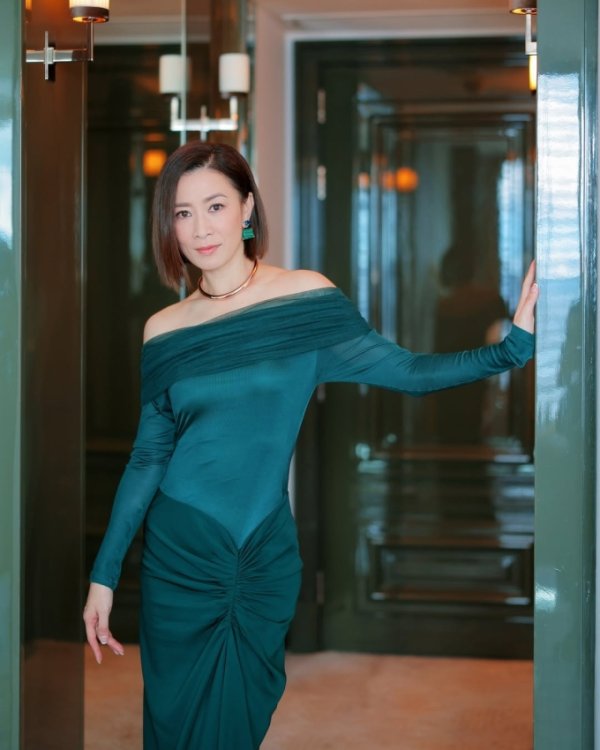 Phim của Charmaine Sheh ở Hồng Kông đang thiêu đốt sức nóng mặc trang phục mùa đông