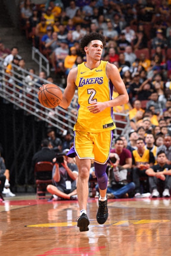 5 hoạt động thành công nhất tại NBA vào mùa hè này, Lakers đã tận dụng Ayton và lọt vào danh sách, R