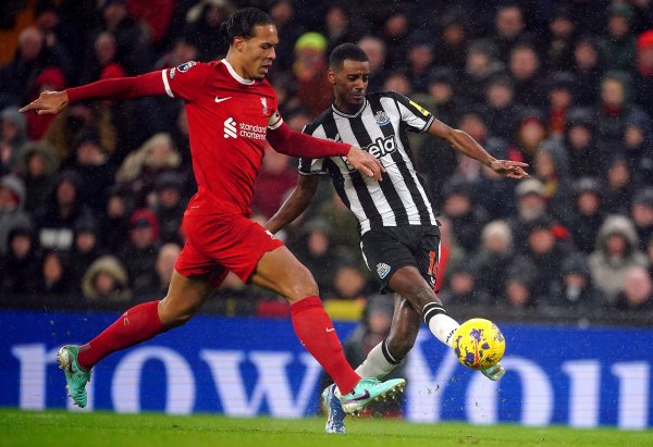 Romano: Manchester United rất lạc quan về việc ký hợp đồng với MBEMO, Newcastle sẽ không để Isaac đi