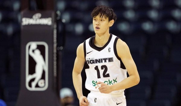 Yang Hansen cho thấy sức mạnh của mình ở mức 2,13 mét, Zhou Qi trở lại từ việc đạt được cơ bắp, có c
